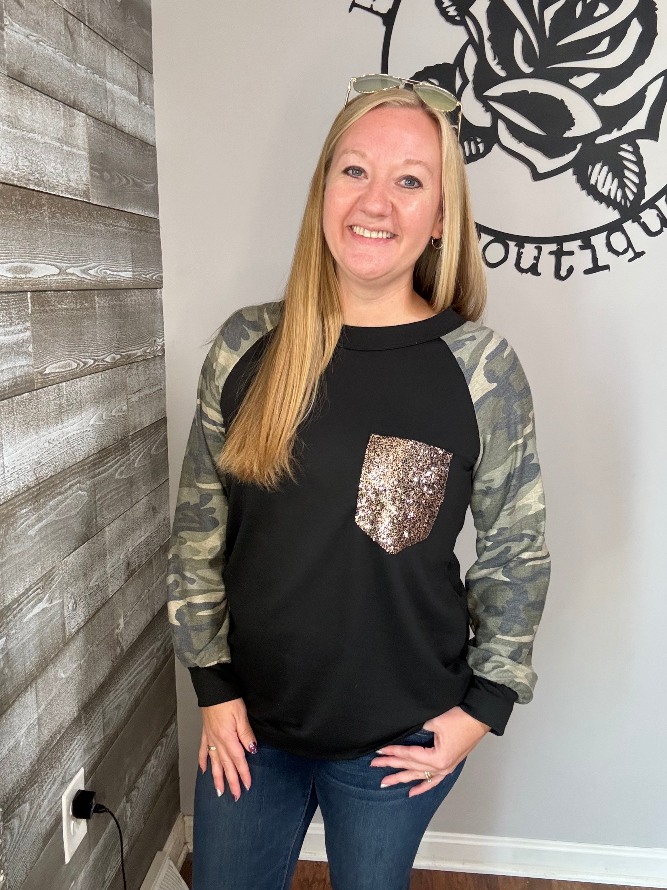 Camo sleeve sequins pocket top. S