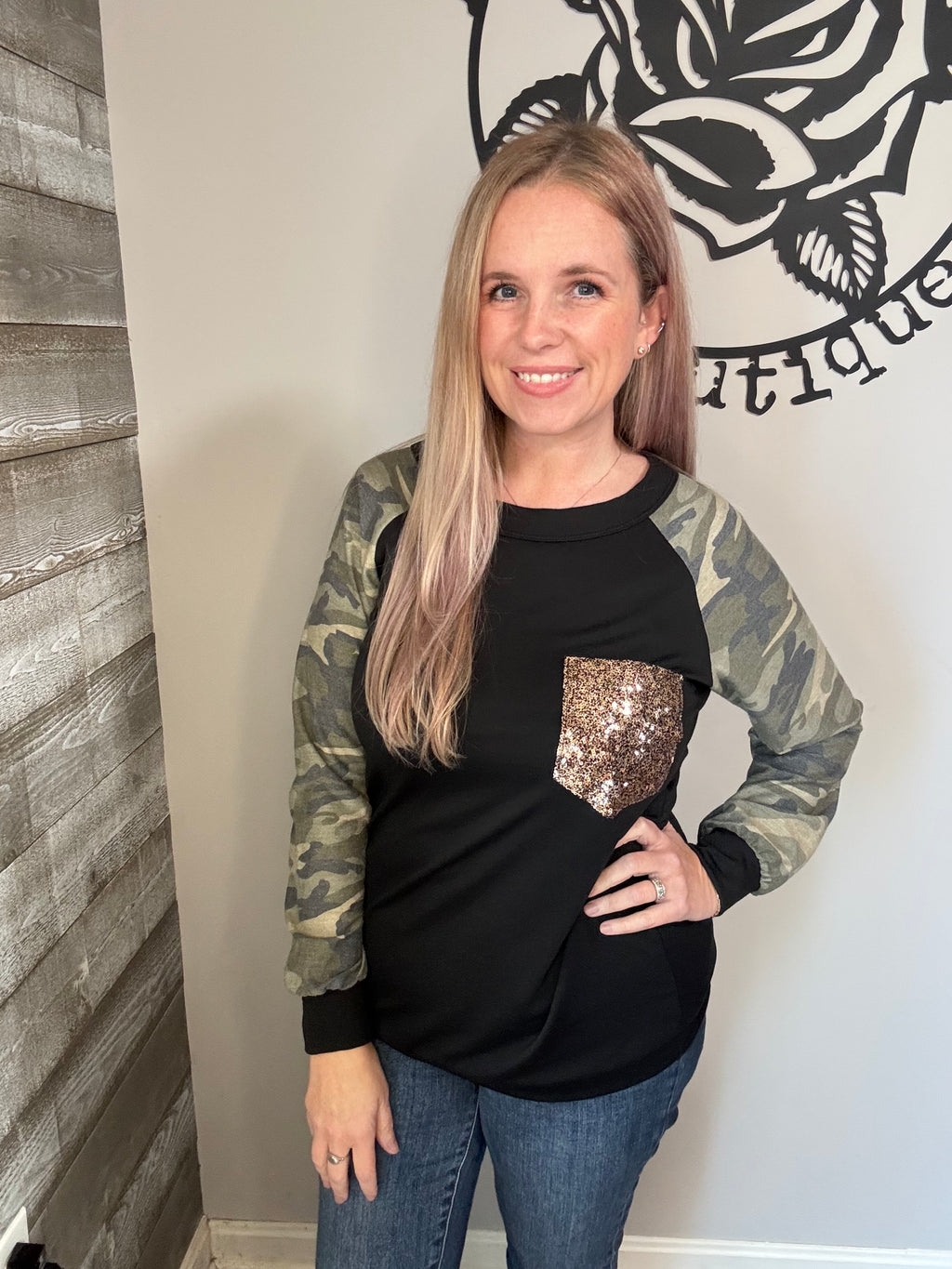 Camo sleeve sequins pocket top. S
