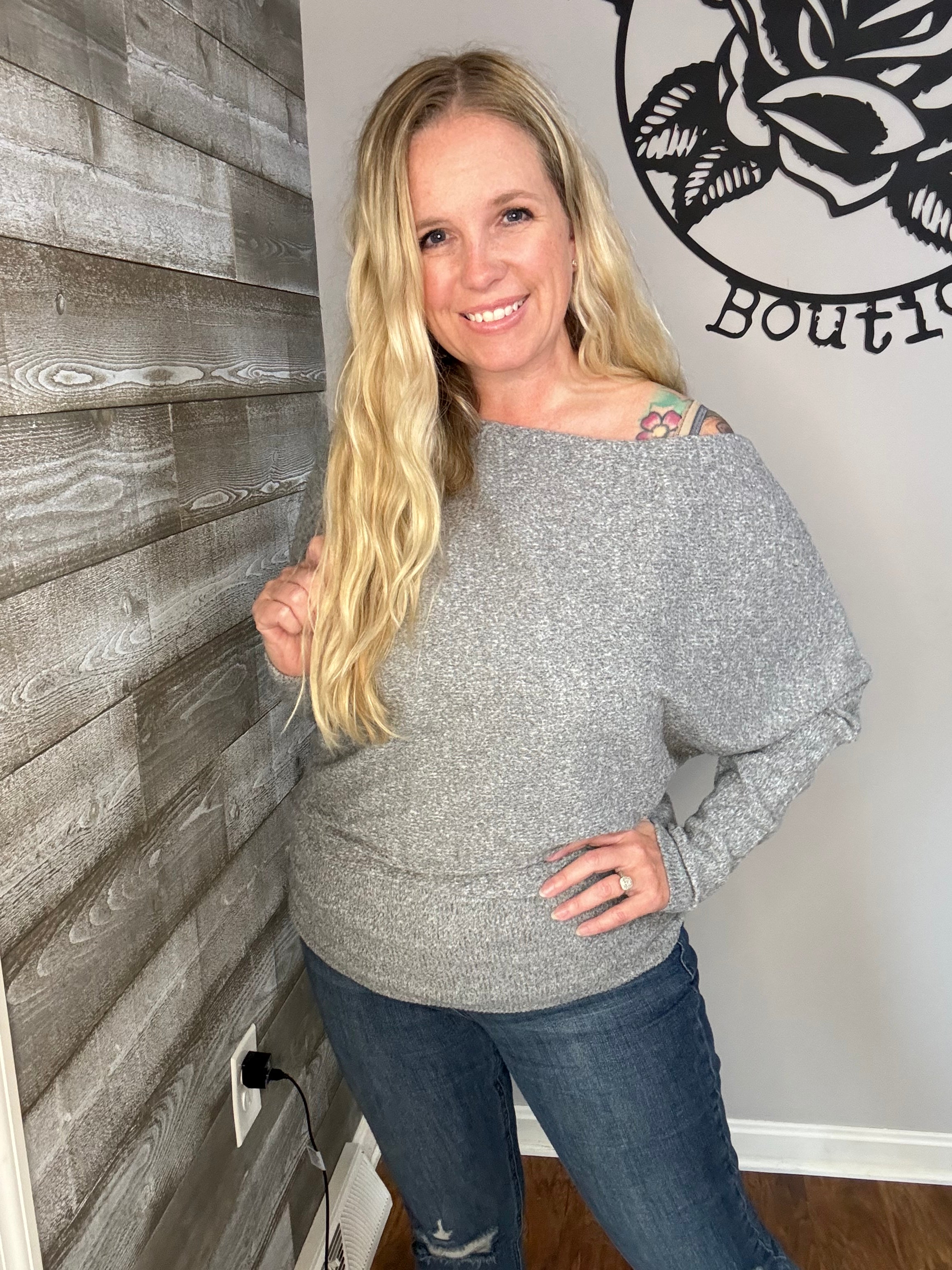 Grey ribbed brush off shoulder top. S