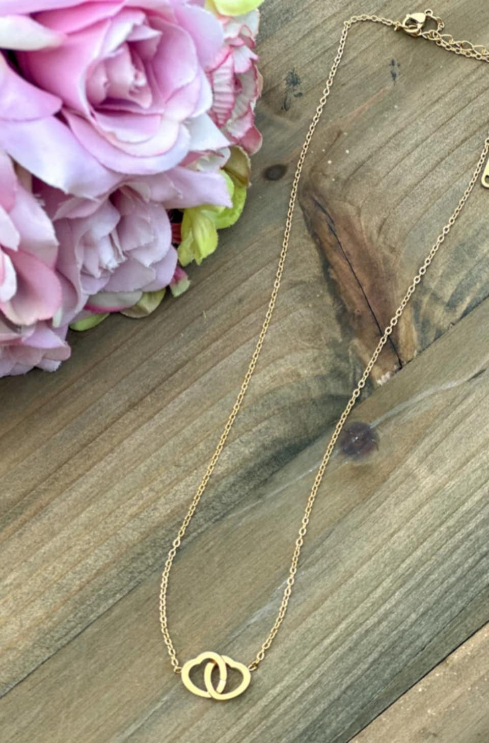 Two hearts necklace in gold.